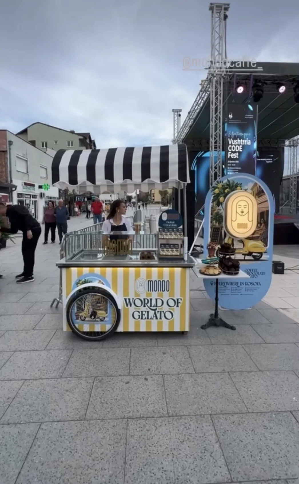 Mobiler Mondo World-of-Gelato-Stand mit gelb gestreiftem Branding