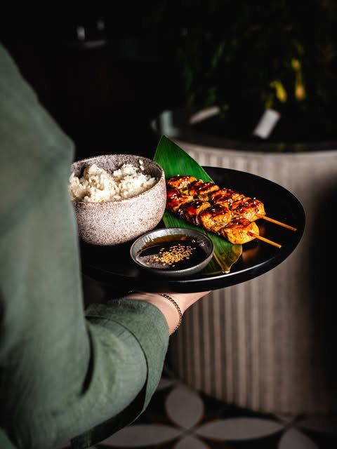 Food-Fotografie für Gjiks & Chicks: Spieße mit Reis und Sauce auf einem Tablett