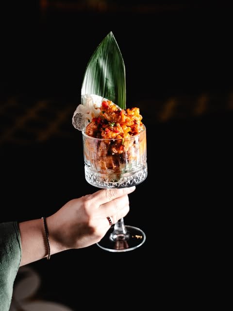 Food-Fotografie für Gjiks & Chicks: angerichtetes Gericht im Glas vor dunklem Hintergrund