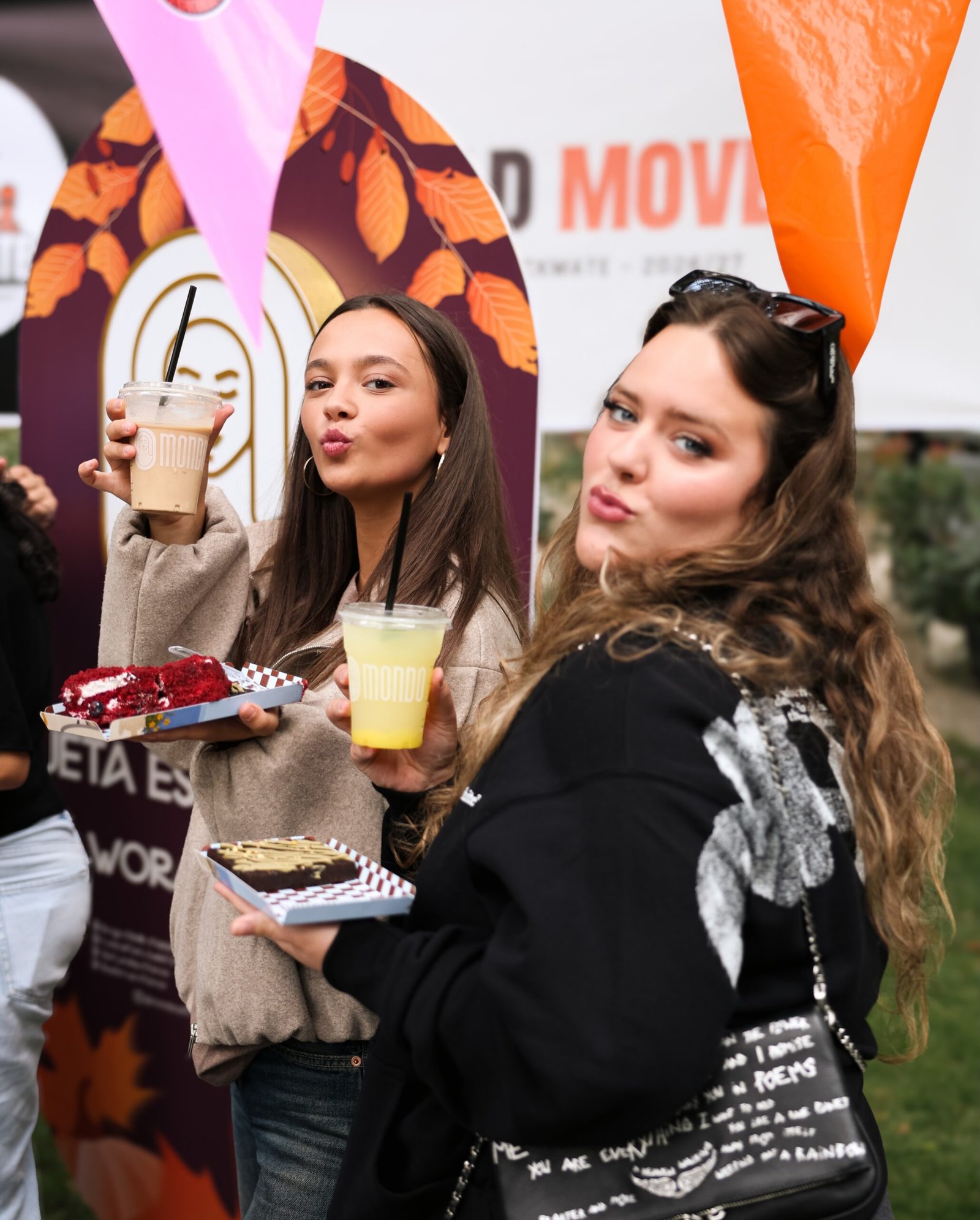Mondo Social-Media-Content mit Besucherinnen, Getränken und Desserts